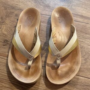 OluKai Women’s Tan and Gold Leather Thong Sandals